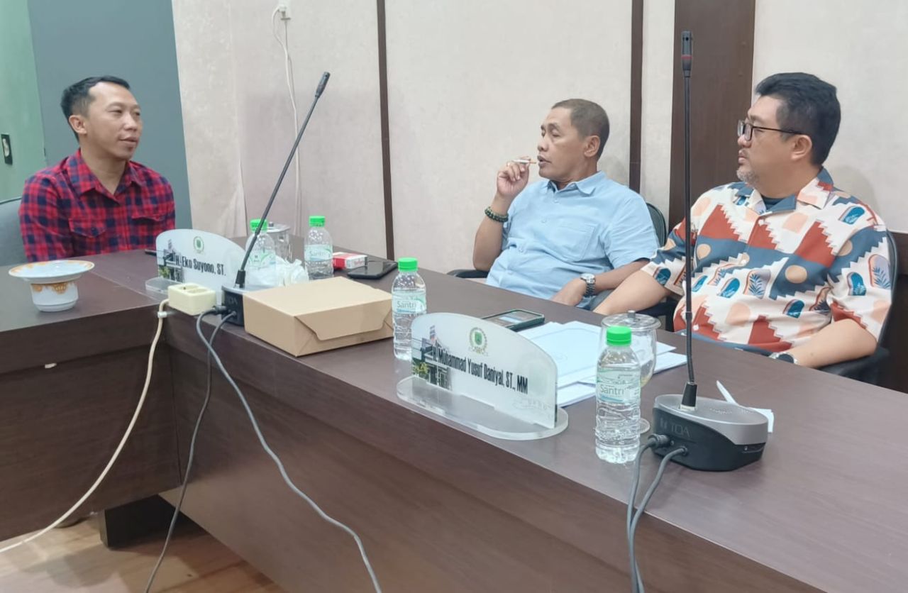 Salah seorang warga mengadu ke Komisi III DPRD Kabupaten Pasuruan terkait pencemaran lingkungan